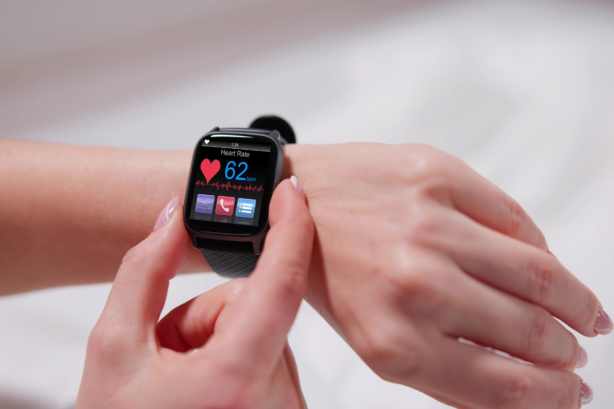 how to track heart rate with smartwatch